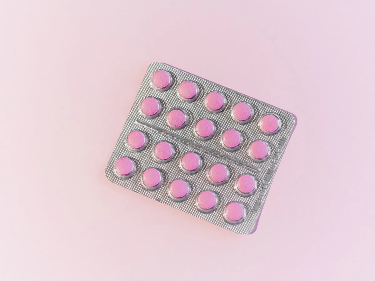 Karta med rosa tabletter i blisterförpackning